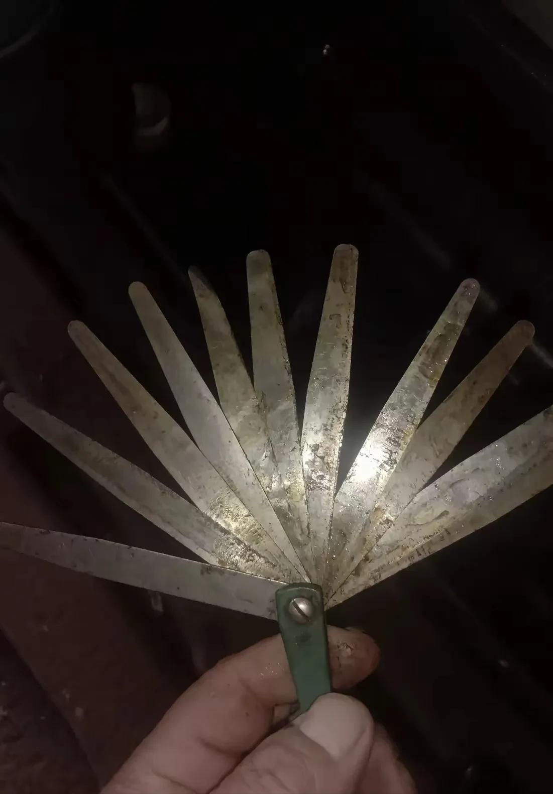 来认个东西！ 就这老物件， 十个人有九个不认识。
我也是头一回见着。 拿在手里翻