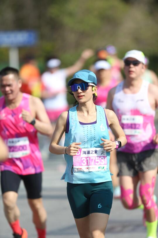 “没有天生的跑者，只有不肯放弃的普通人”