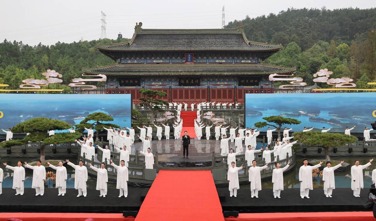 太极弟子为何跨越山海汇武当山？

朋友们，您喜欢练习太极拳吗？您会哪一派的太极功