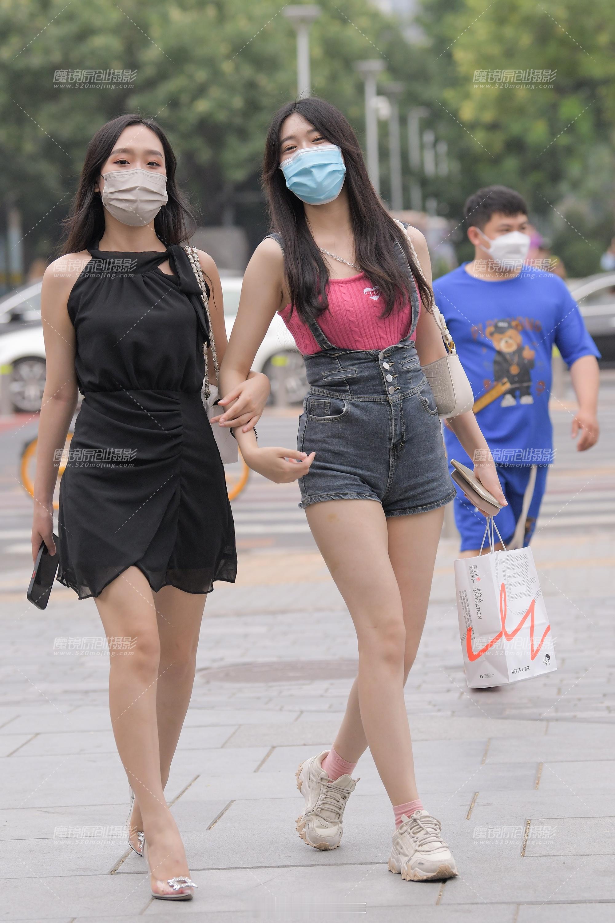 超减龄粉色背带裤穿搭小姐姐还穿这种减龄的背带裤啊！ ​​​