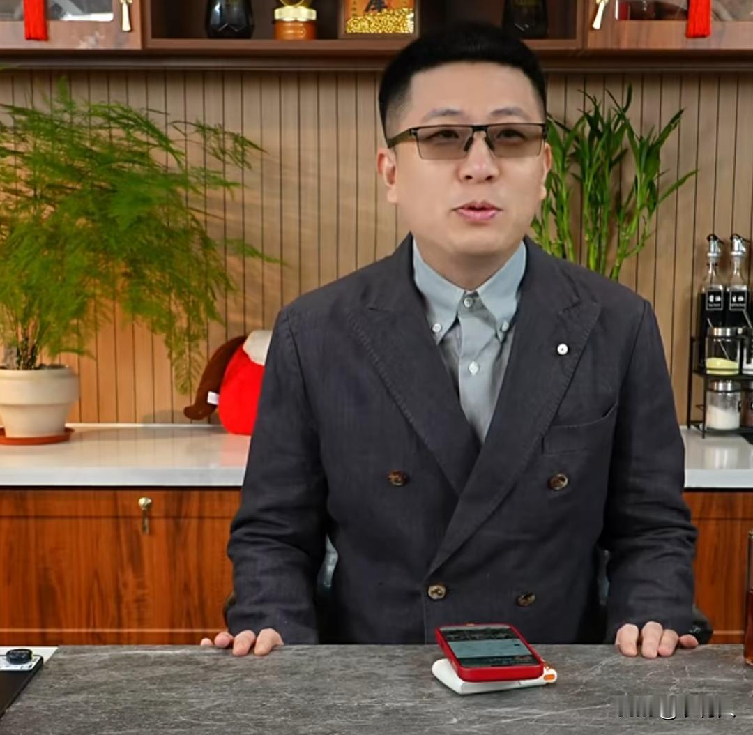 杨议小助理今天怎么穿上西装了？这是要准备结婚吗？趁着杨议老师不在装一把，山中无老