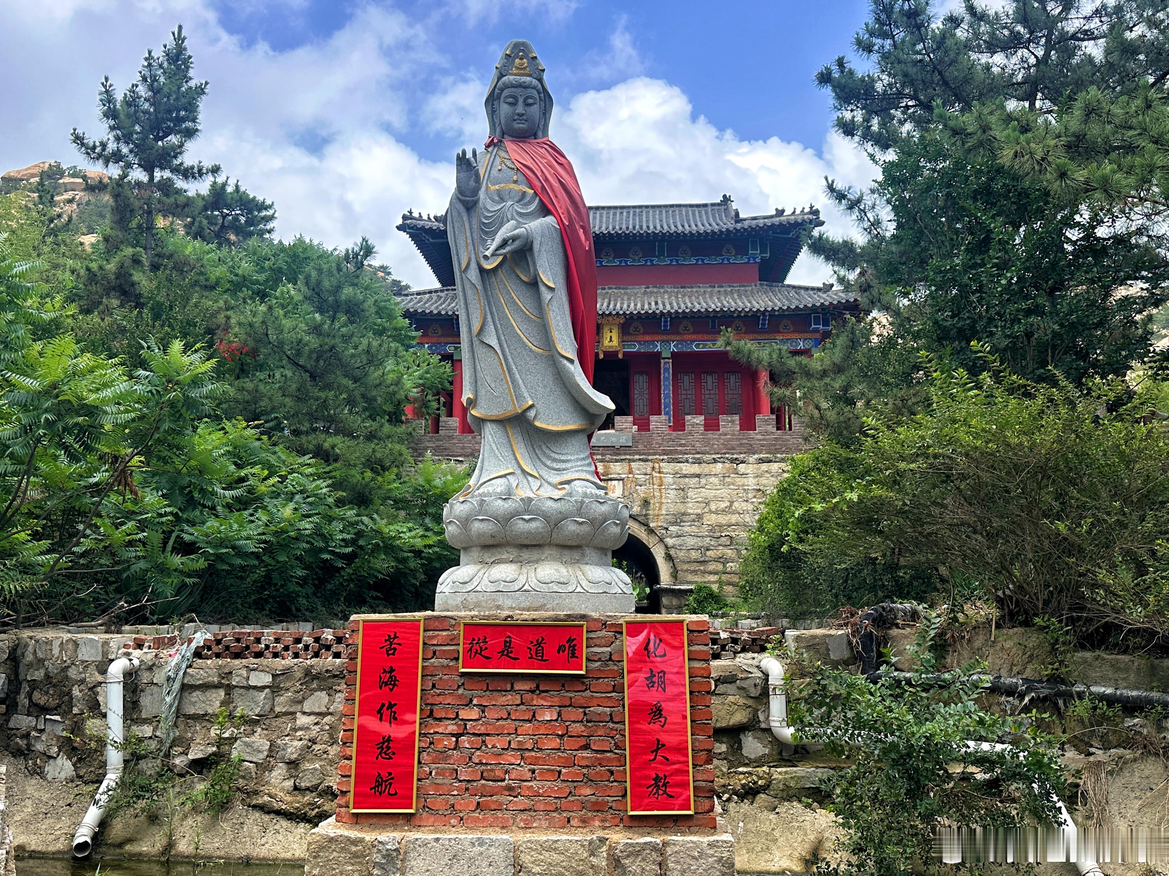 为本观瑶池前重见天日的慈航真人滴水观音石像敬奉一联：化胡为大教，苦海作慈航。横批