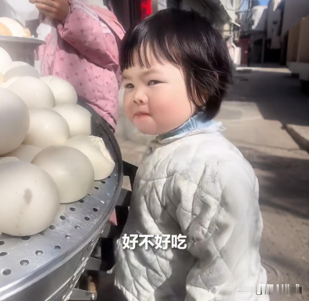 1岁半萌娃回村咬上外婆蒸的大馒头，下秒反应全家笑翻：这年味对了！

新年回乡的温