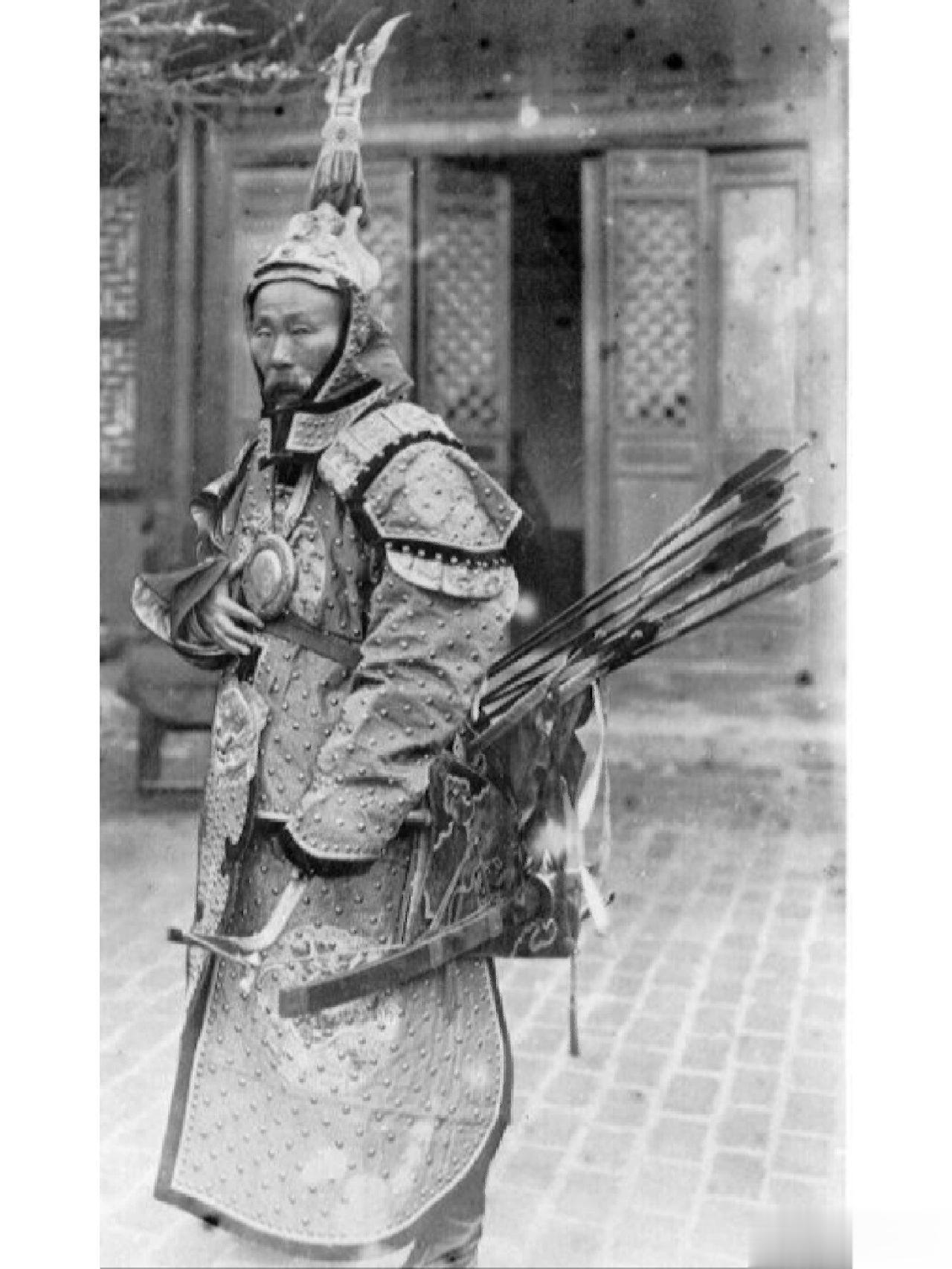 清朝武将，他的眼神看着很狠的样子。别看他一把年纪了，可是老当益壮。这身装备看着很