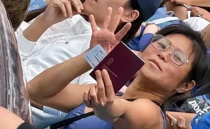 这是一位极端的女性，她为了证明自己不是东方大国人，竟然把证件撕碎后展示给路人看。