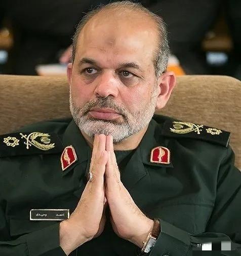 美国有线电视新闻网（CNN）今天报道：“美国正在考虑的一项方案，是重启在伊朗境内