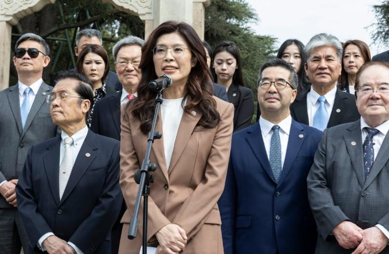 估计很多人都不明白：郑丽文本来先落地的上海，下了飞机就去了南京，然后又从南京返回