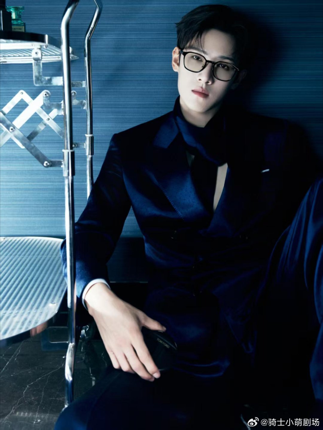 李昀锐真空丝带西装深蓝色真空丝带西装气场拉满，利落又性感，禁欲与张扬拿捏得恰到好