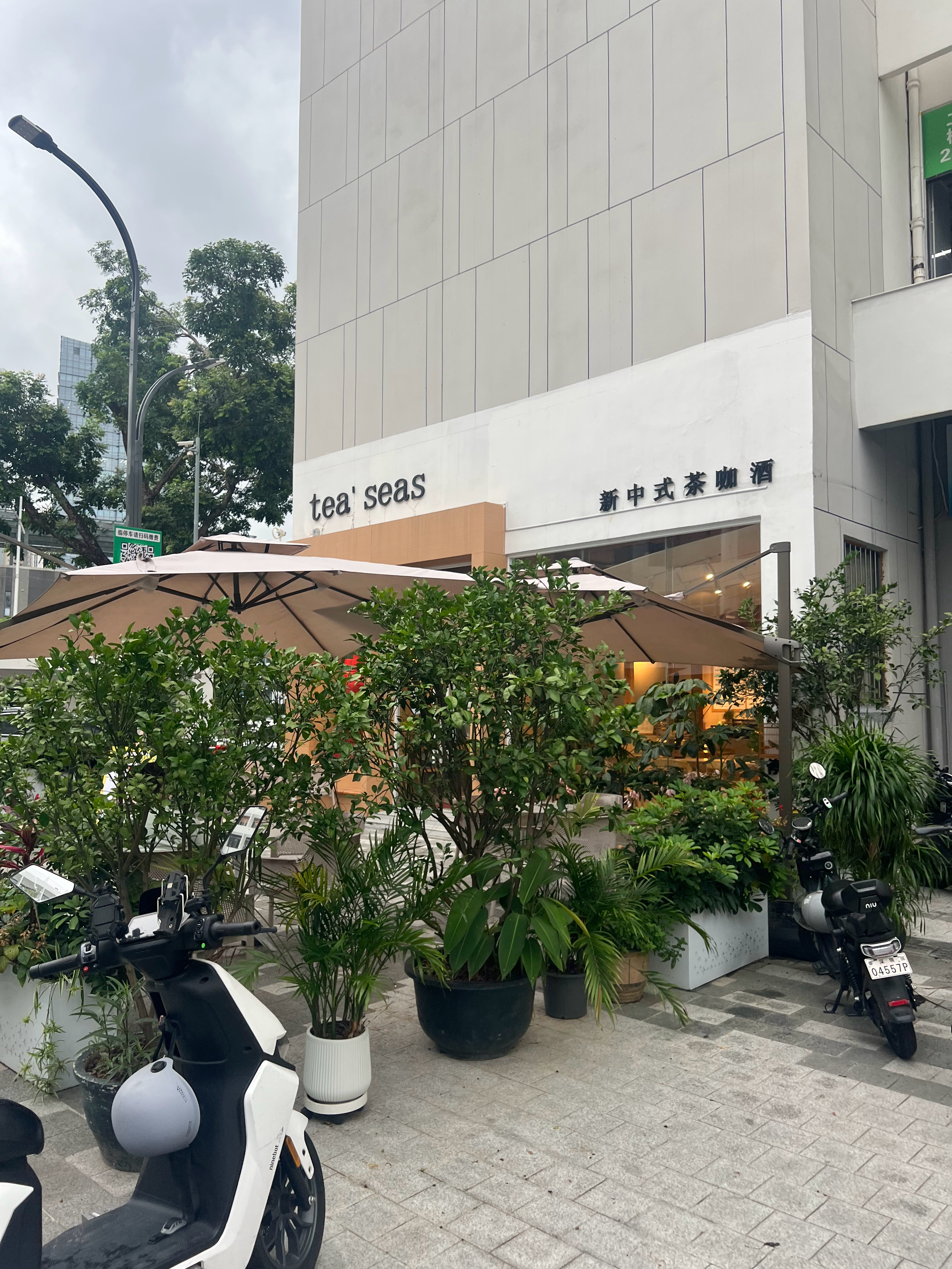 深圳的雨下冒烟了深圳这雨哪是下雨，直接往地面泼开水，整条街都在冒烟。开窗五分钟，