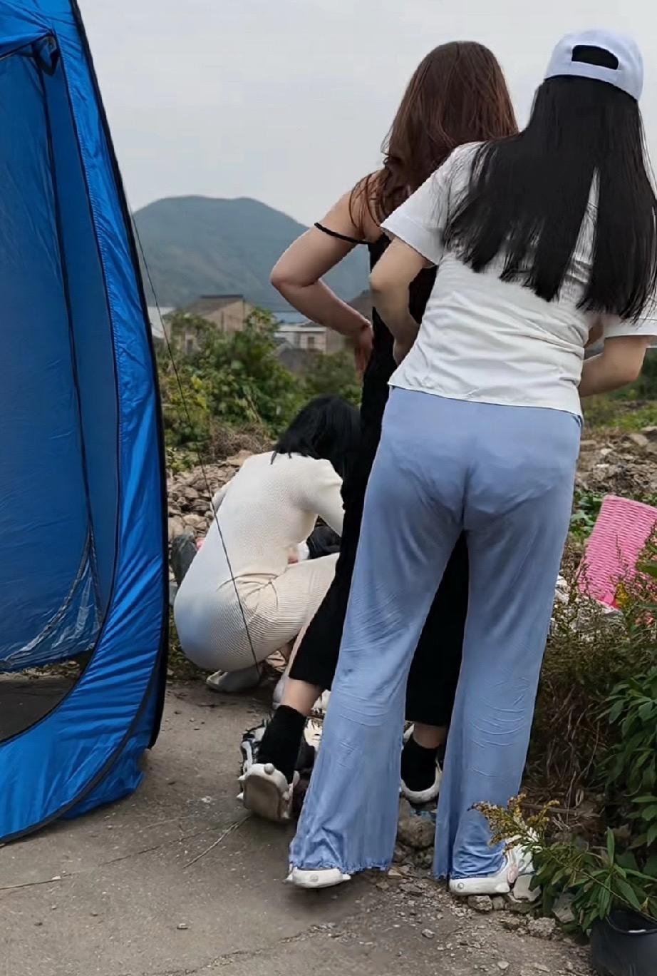 这样看有点尴尬