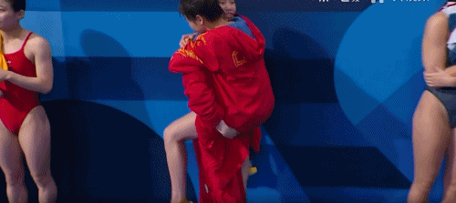 #奥运会# 赛后陈芋汐抱起全红婵张家齐：吃醋了[右哼哼]张家齐：乐乐就是哭了吧，