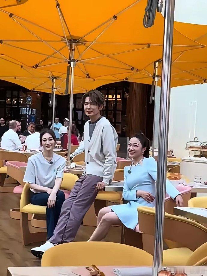 李小冉钟汉良现身澳门聚餐，老友见面相谈甚欢！很难相信李小冉已经48岁，钟汉良已经