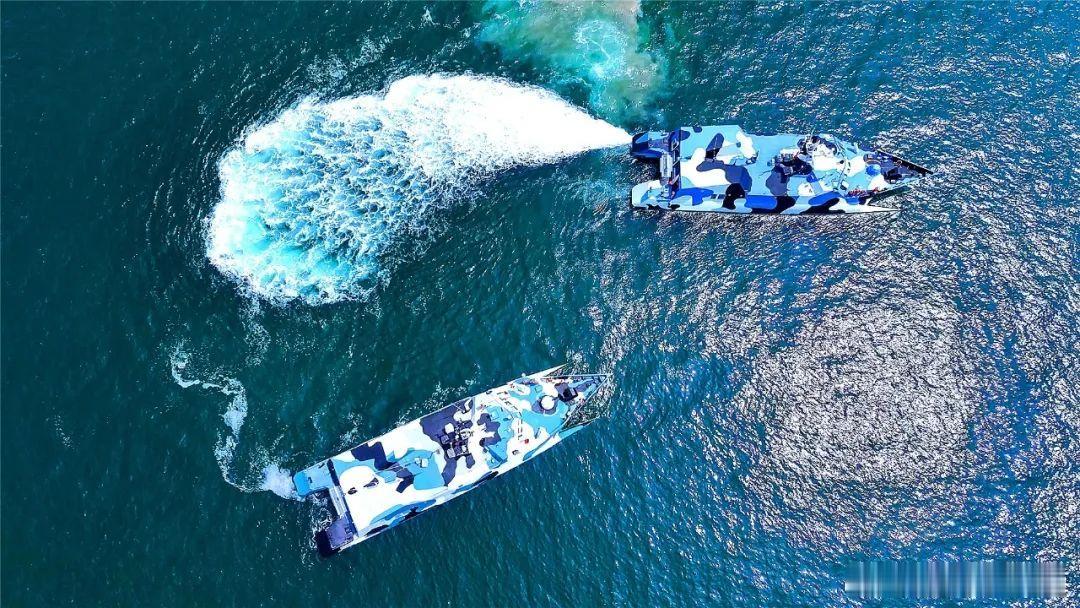 南部战区海军某导弹快艇大队数艘战舰组成编队，开展实战化训练。围绕舰炮应用射击、防