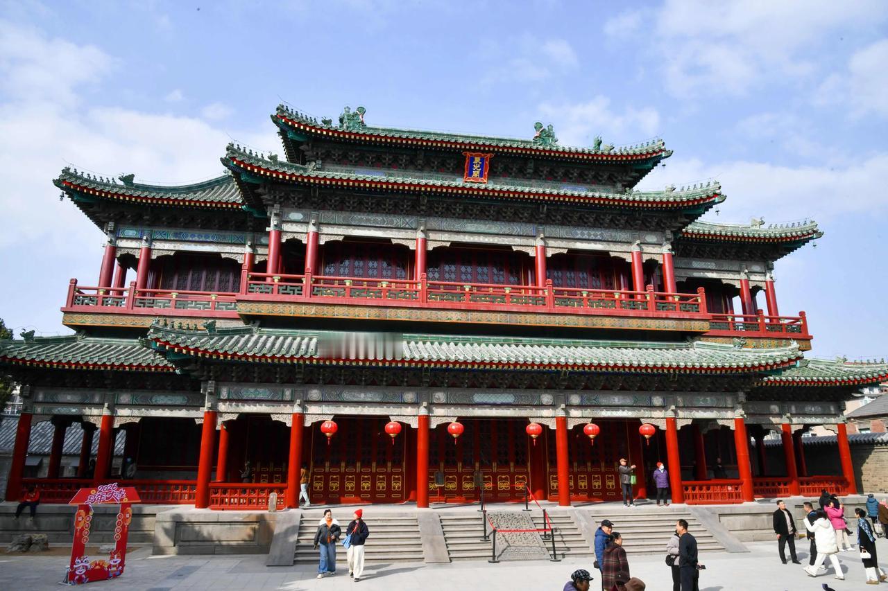 藏身济南上新街的山东古建筑博物馆，本身就是一座活的古建标本。这座由百年万字会旧址