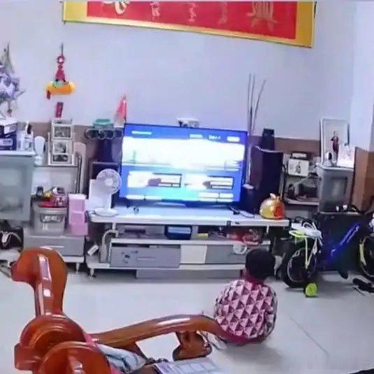 《监控下惊险一幕，孩子在客厅看电视，吊灯忽然坠落差点砸中孩子！》监控下惊险一幕，