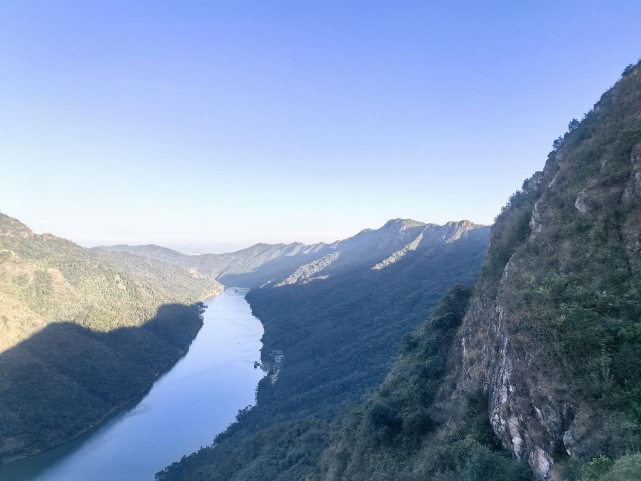 山川秀丽，水绕其旁。