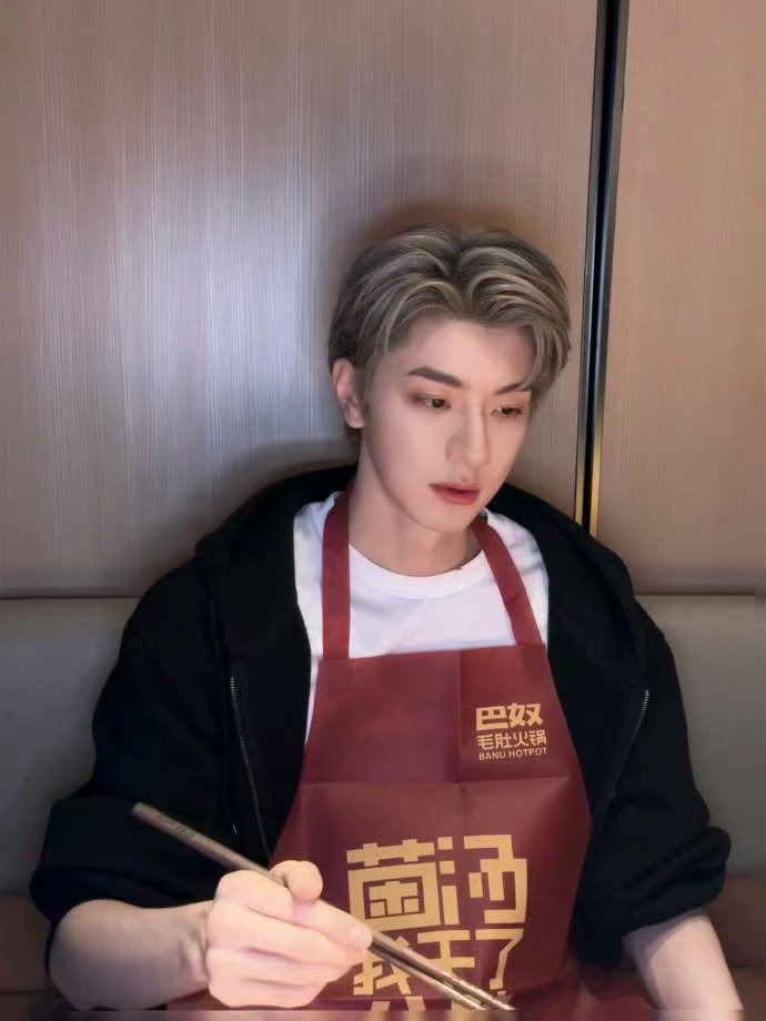 林一现身北京吃火锅😇北京吃火锅的林一温柔爆棚！休闲穿搭清爽帅气，系着围裙干饭超