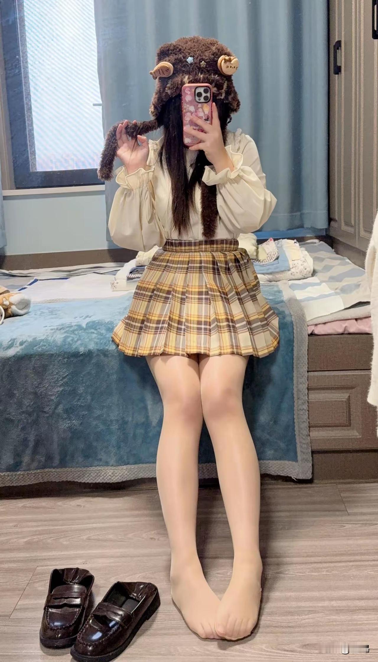 可爱少女风穿搭太有魅力啦！就像摄影师赵颐凰拍的萌娃玩偶，头戴牛角帽，上身蓝白格纹