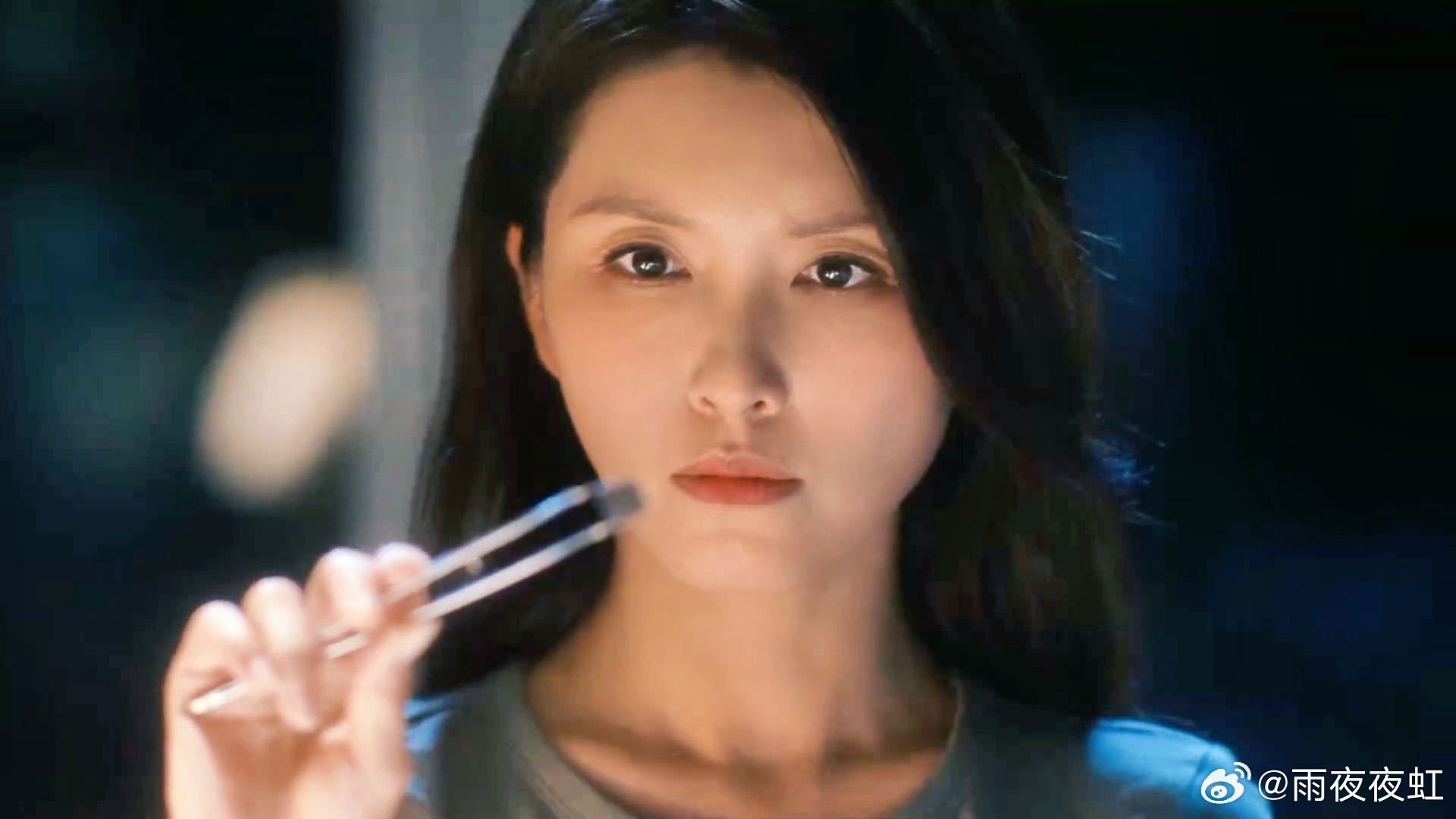 王俊凯回应徐洁儿徐洁儿真的处处是惊喜，唱歌稳又好听，嗓音清亮有质感。姐姐性格也很