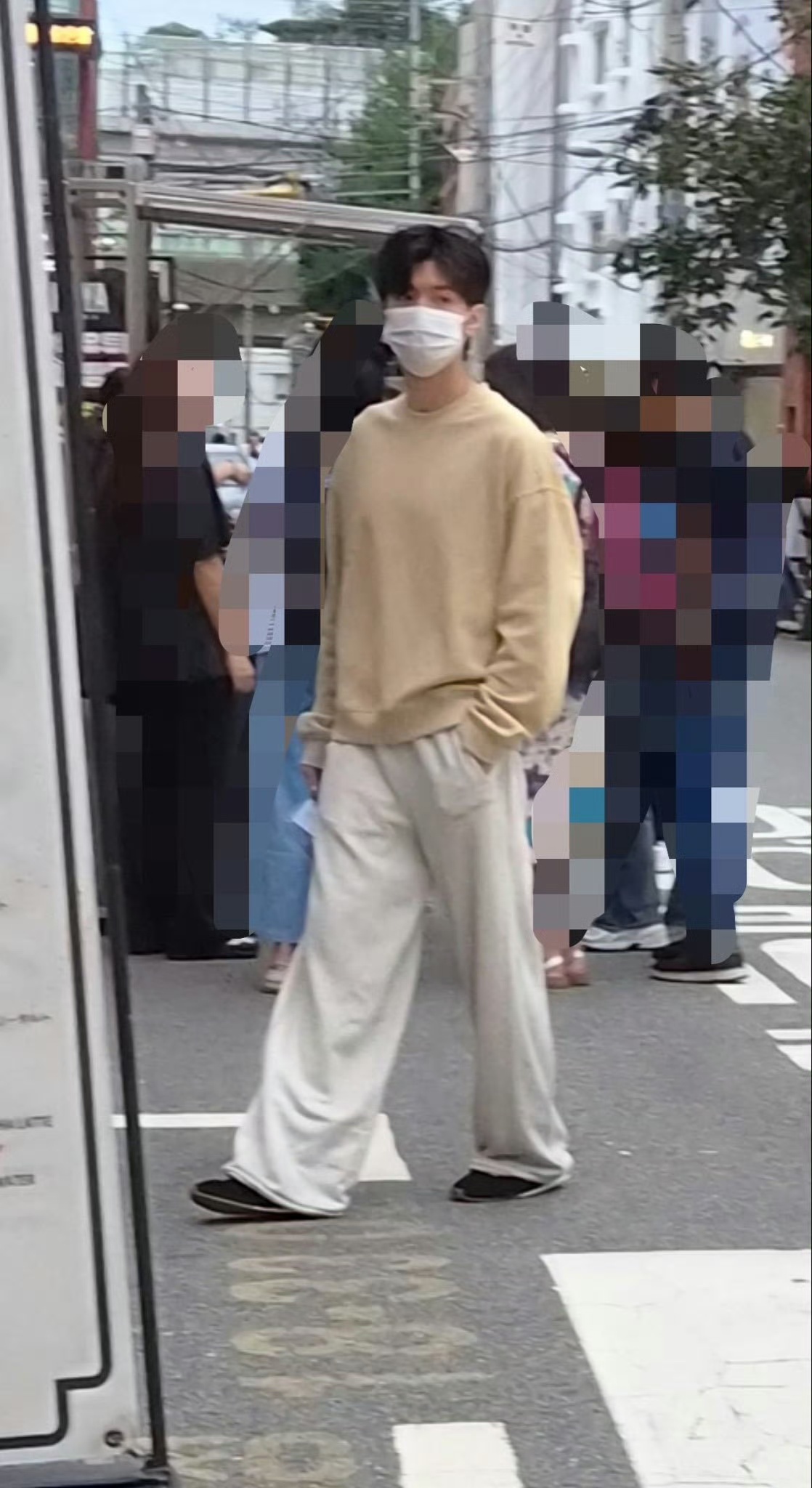 多少人在偶遇陈哲远啊[费解]这是多么奇妙的缘分啊！哥哥换了早秋新款，潮男穿搭松弛
