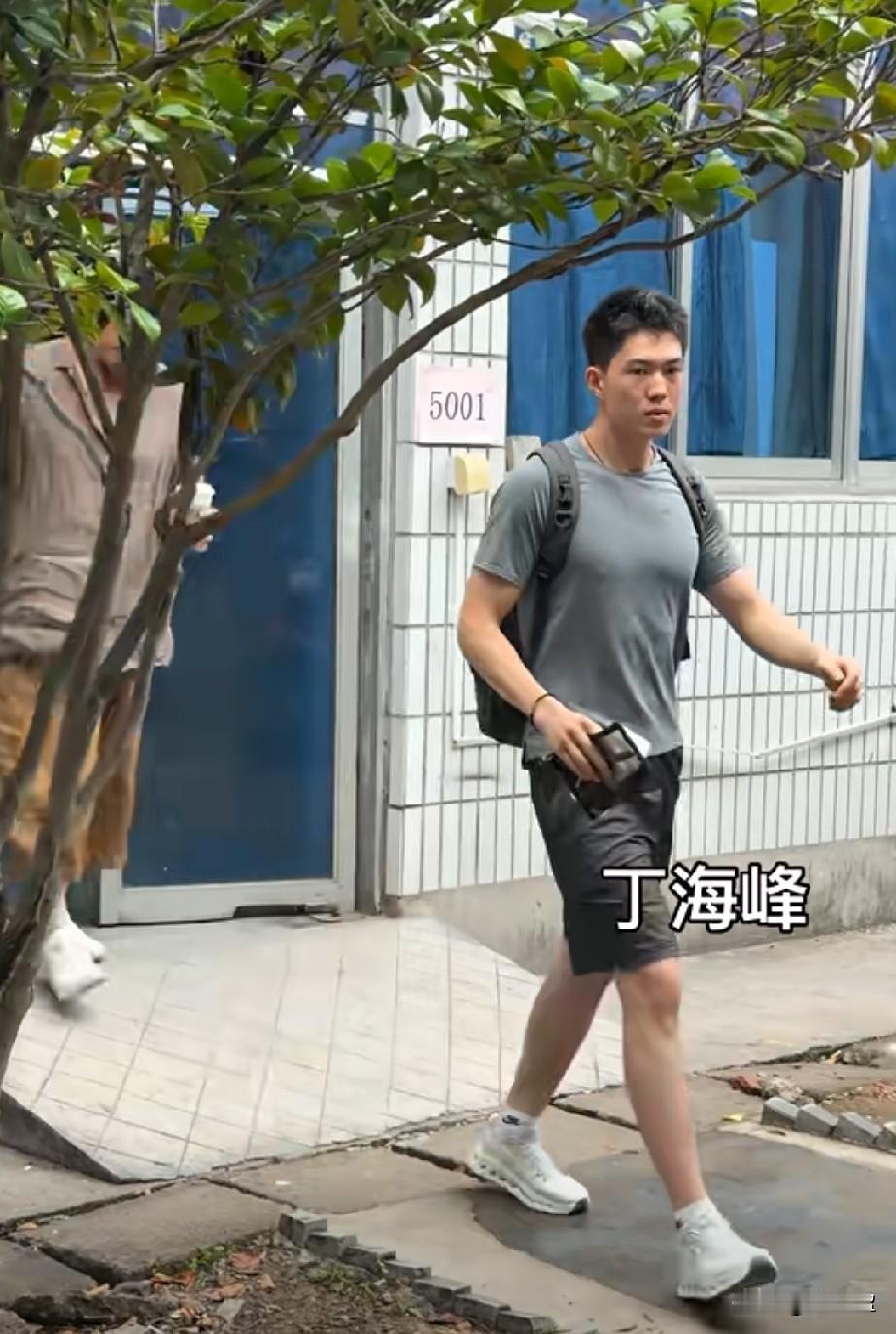 丁海峰，走前面的是他儿子吗？