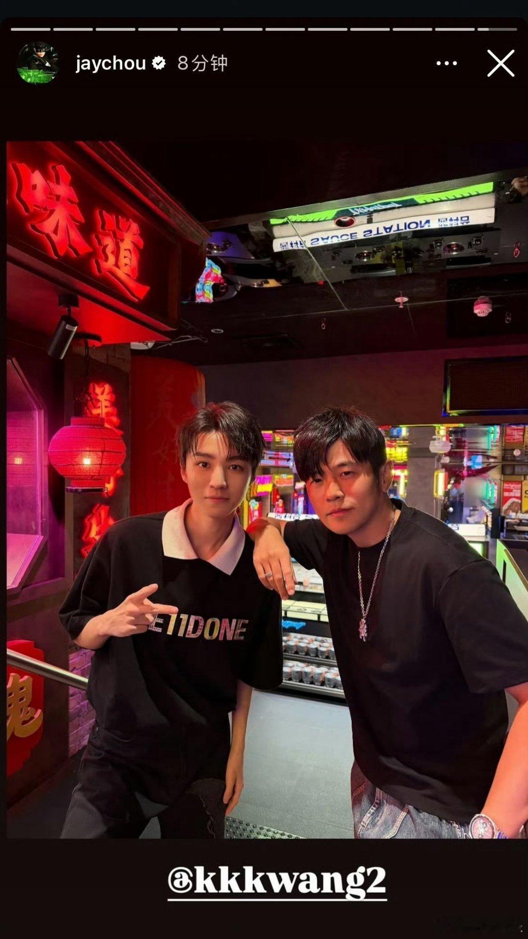 王俊凯周杰伦ins合照从15岁起卡点1:18送生日祝福，到如今一起吃饭聊音乐。当