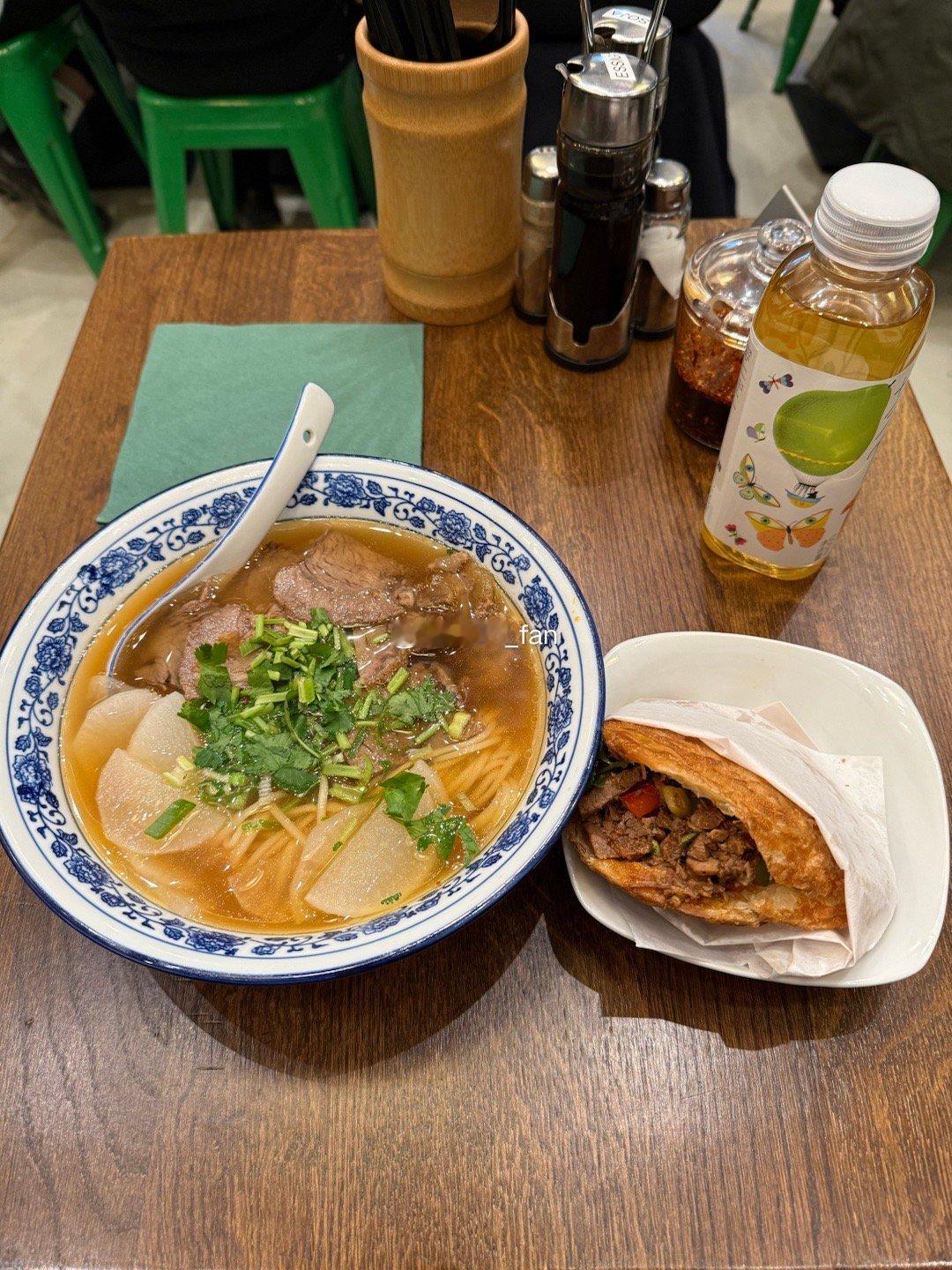 来柏林必须吃一顿陈记牛肉面，德国食客不少呀 德国·柏林