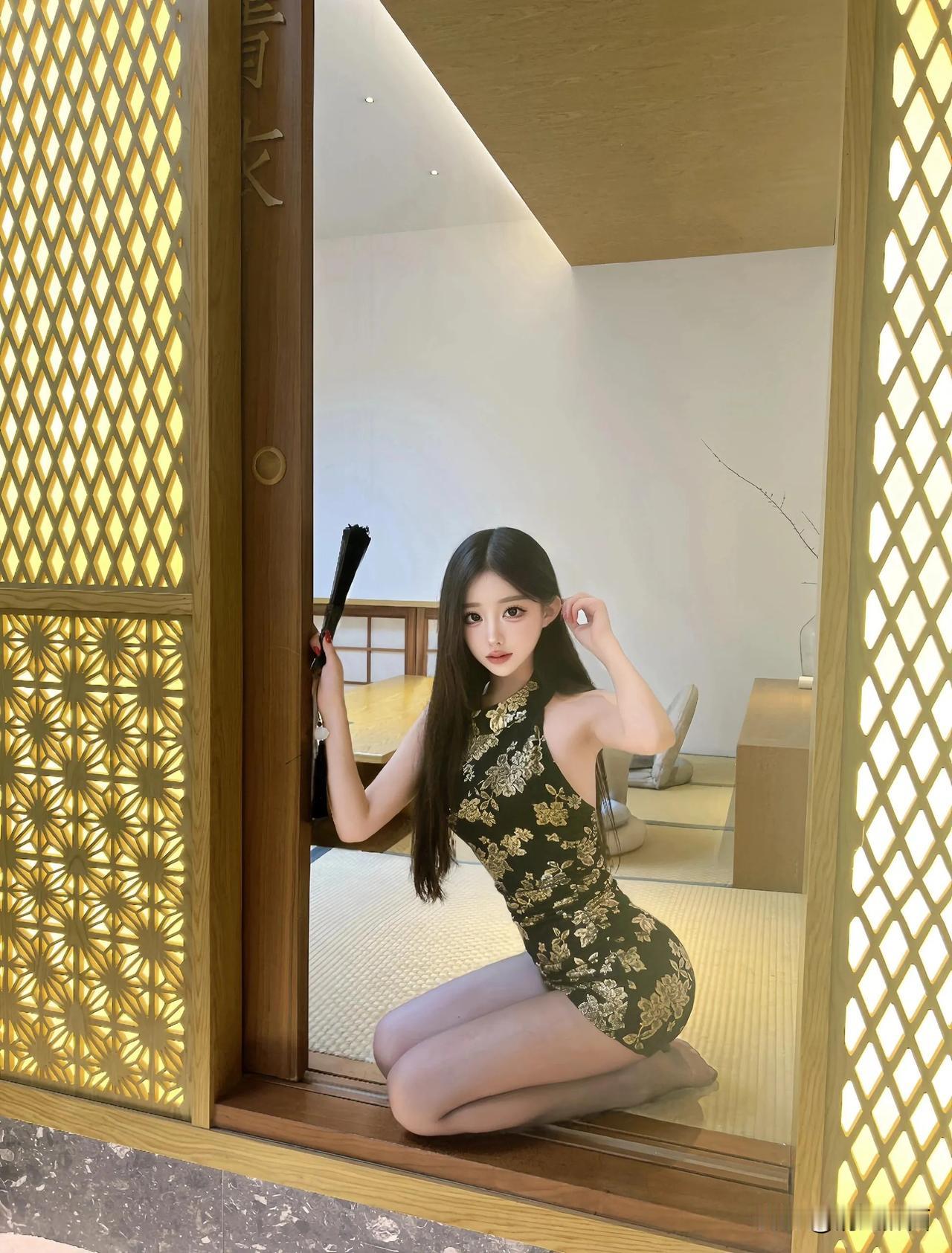 性感妩媚，曲线优美。#靓妹倩影分享# #迷人女神魅力展# #分享美少女倩影# #