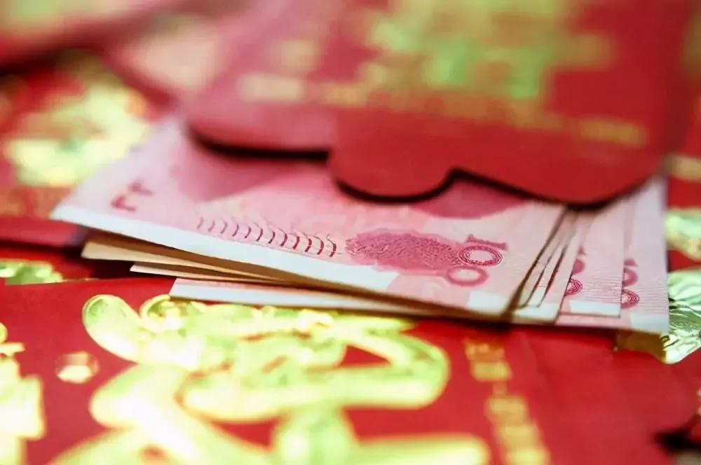 新来的同事小玲要结婚了，给我们每个人都发了请柬，意思是热闹热闹，让我们沾点喜气，