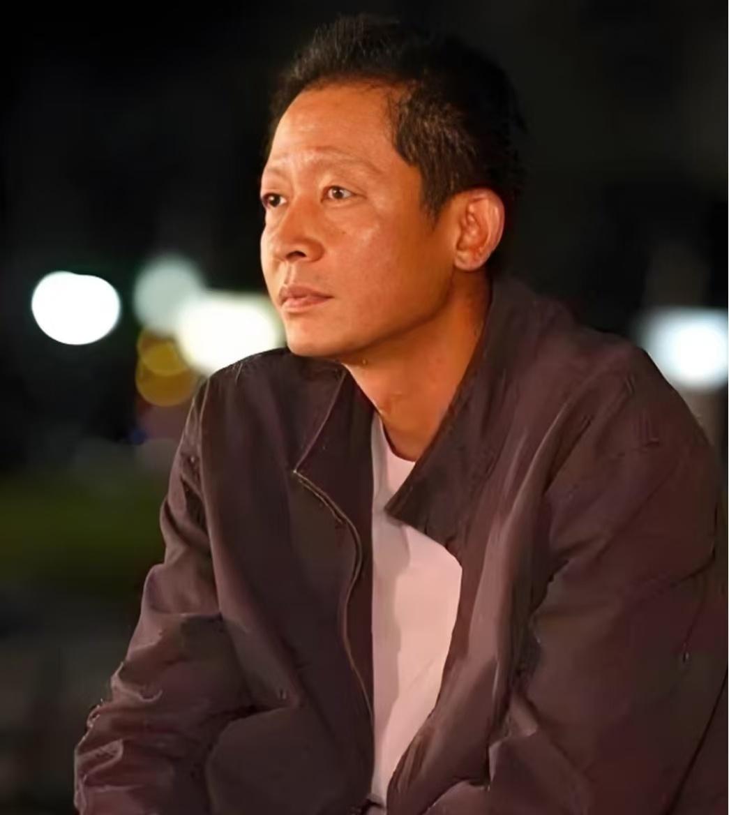 一个人可以节约，可以不买衣服，甚至吃差点，不修边幅都可以。但一定要出门，不要将自
