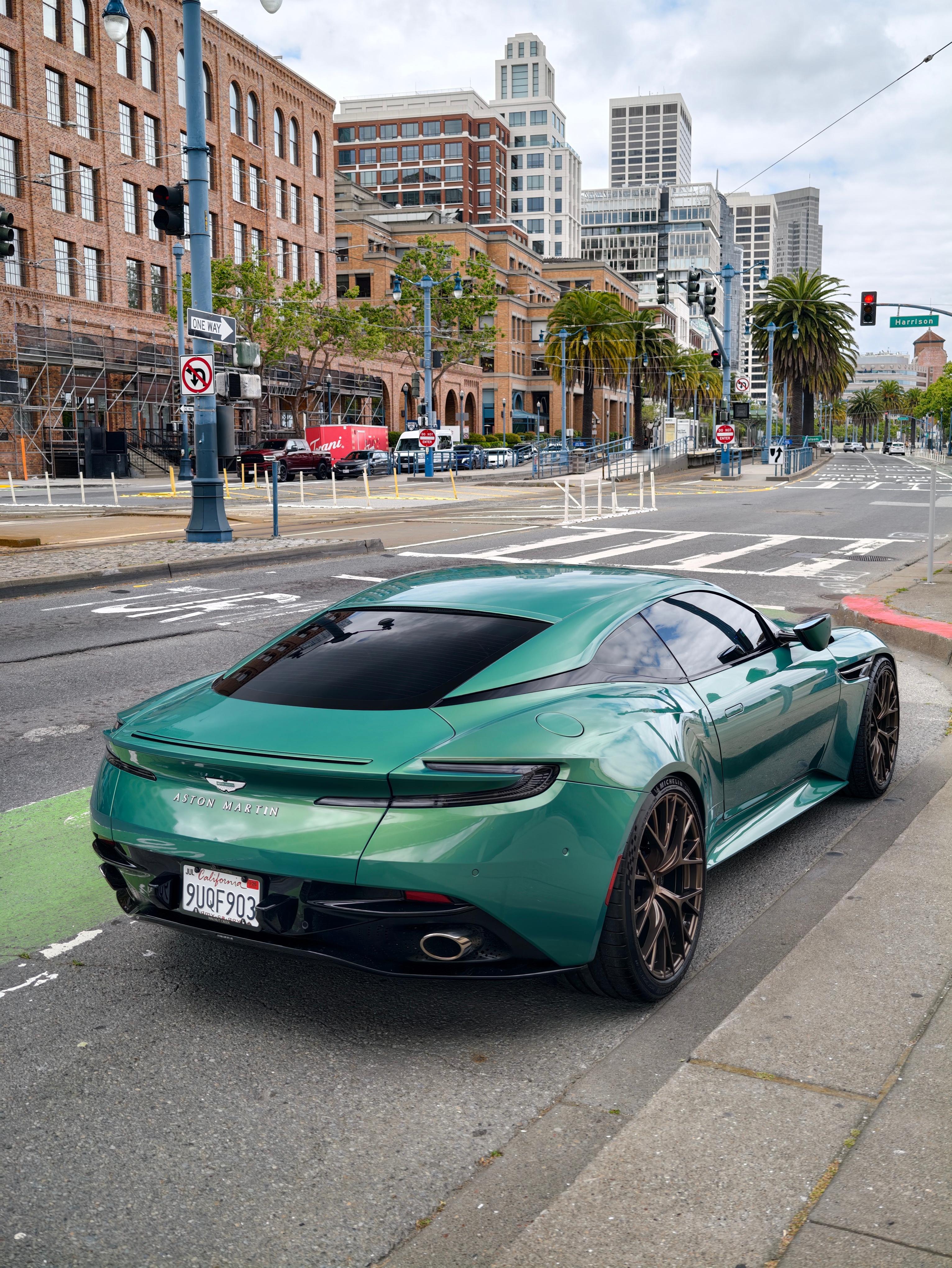 路边的马丁db12，加州是允许只悬挂一个车牌的，车头不用挂，后边挂上车牌就好，这