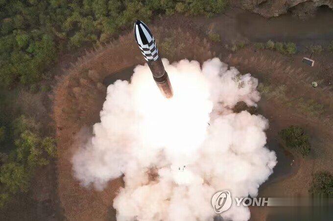 韩国联合参谋本部说，朝鲜朝东部海域发射不明型号的弹道导弹。 ​​​