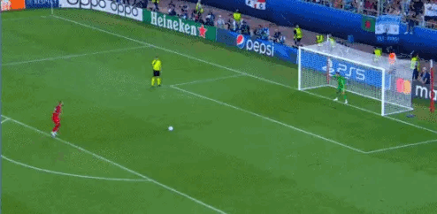 大力不出奇迹！[捂脸]古德利一脚轰飞塞维利亚的奖杯，成就曼城四冠王。关键是格瓦迪