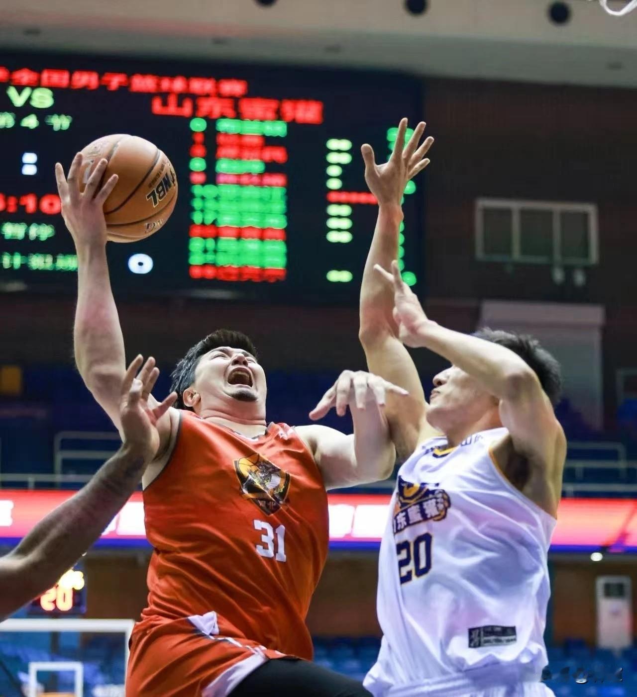 NBL联赛27日晚进行3场比赛，长沙勇胜轻松3连胜开局，石家庄翔蓝艰难获胜，安徽