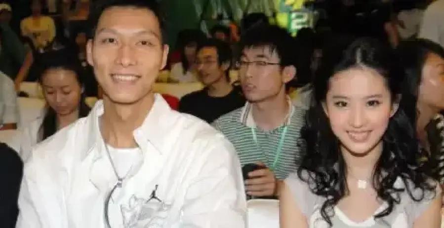 2008年，易建联捧着百万手镯追“神仙姐姐”，结果刘亦菲一句“谢谢”就让经纪人原