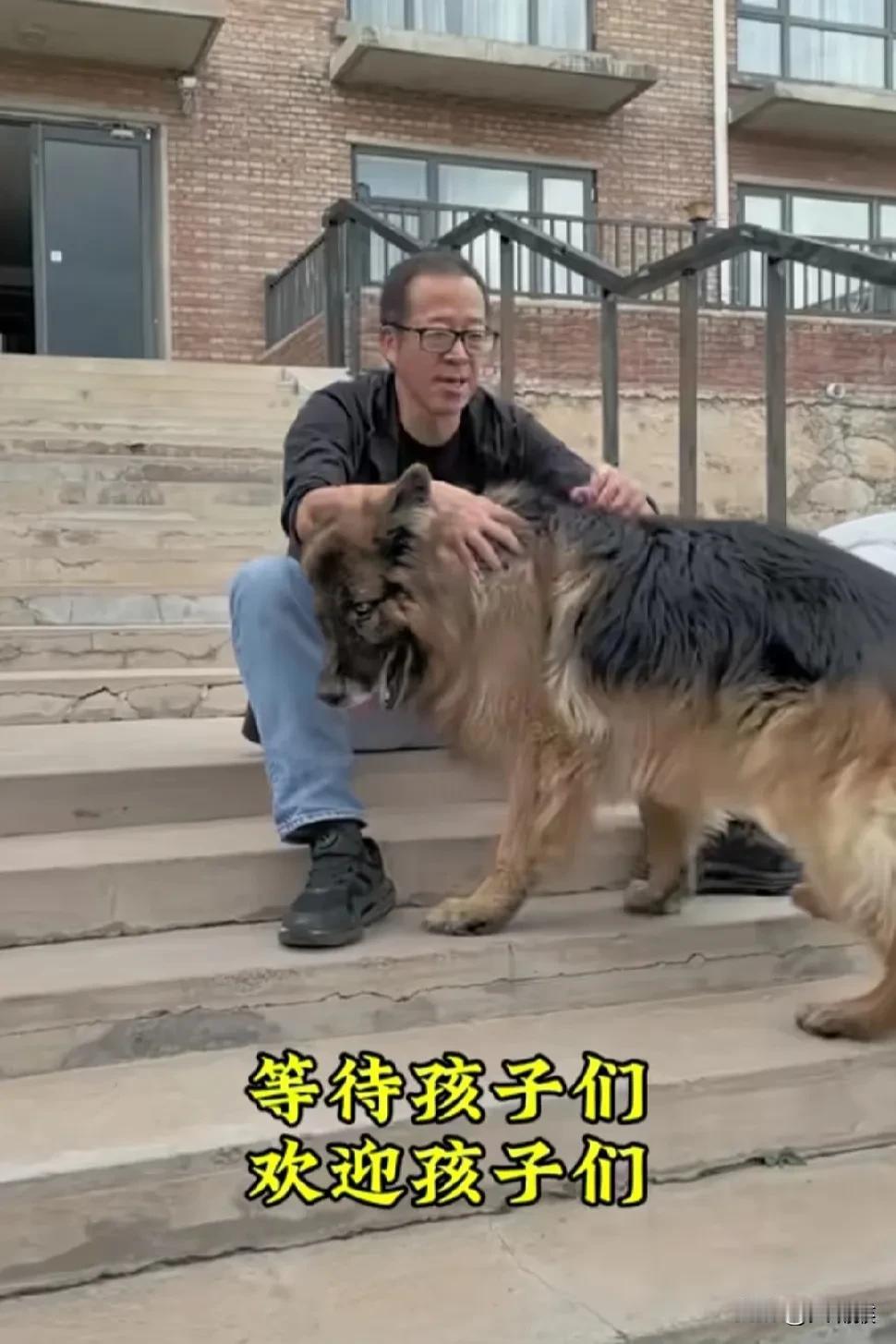俞老师的团建，看到敬文了，

敬文不愧是握手派，

看到谁握手好像都是双手，

