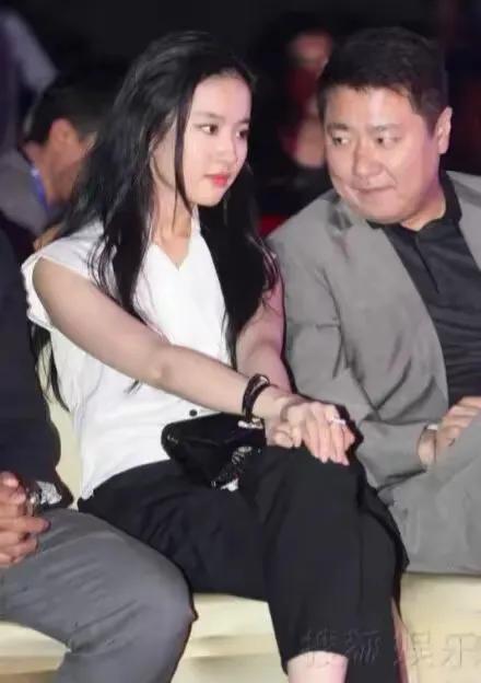 这哥们看美女的眼神，感觉有些不太正常，甚至有些非常的不礼貌，老话说的好，爱美之心