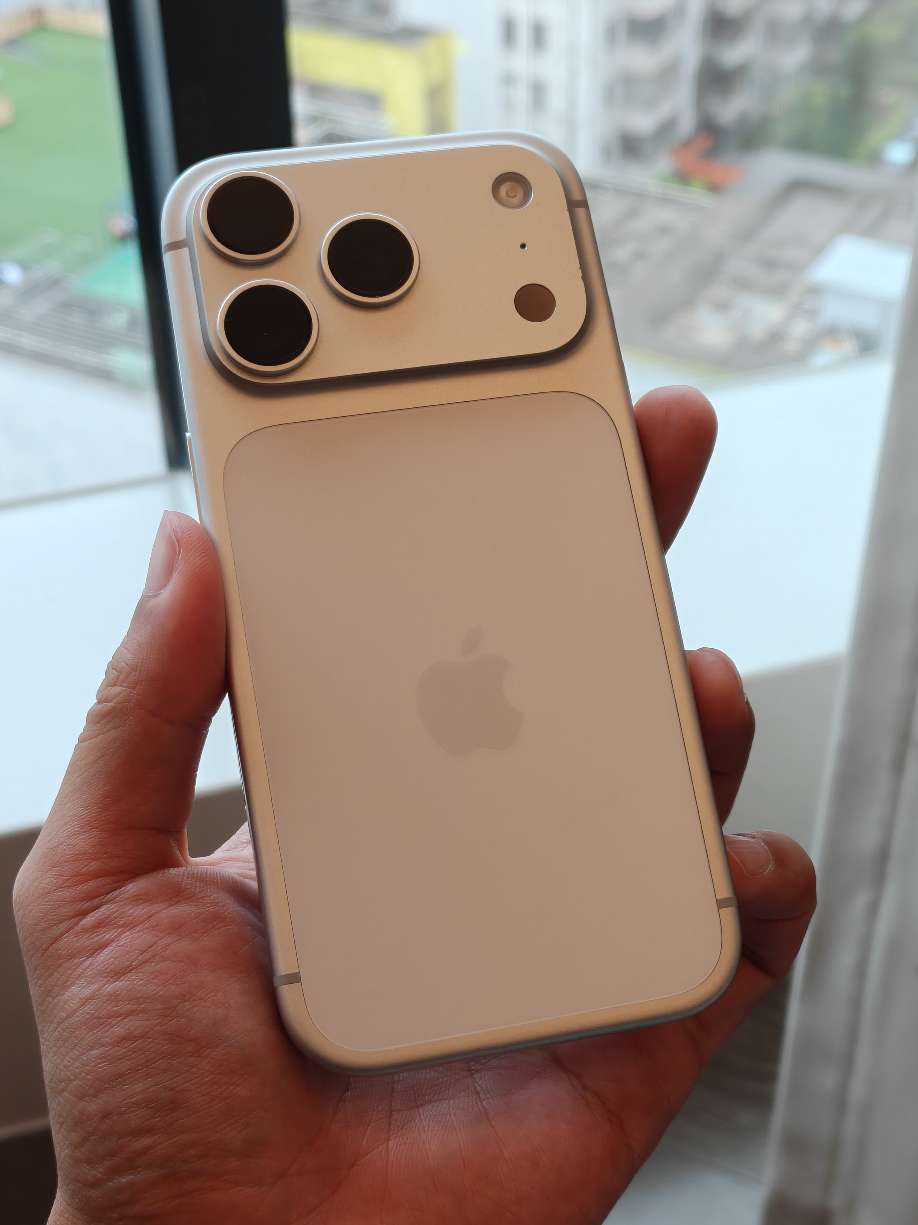 安卓用腻了，打算再回iPhone玩玩，iOS有没有啥推荐的玩法或者应用了？太久不