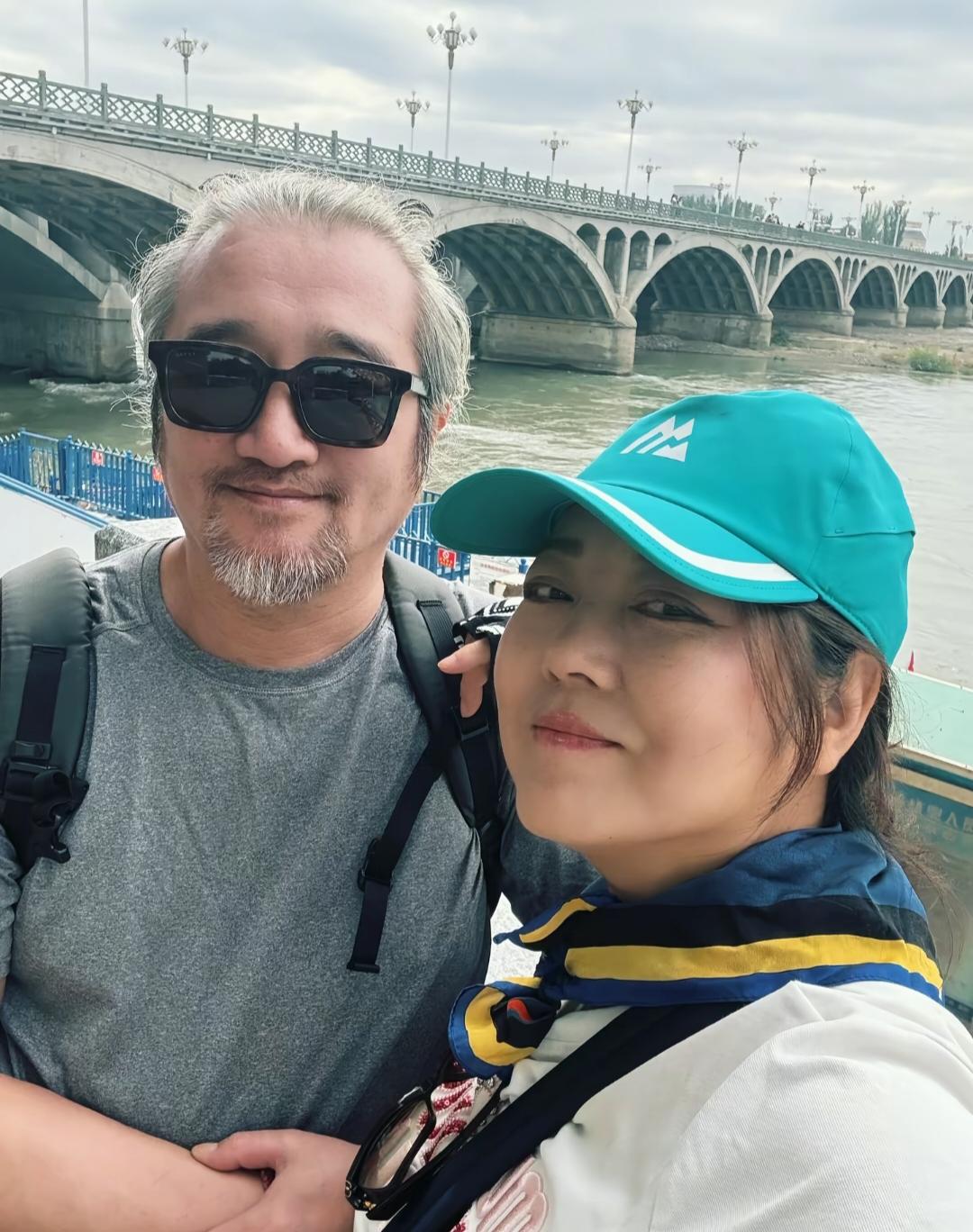 54岁王茜华和老公沈航到新疆伊犁旅游，他们夫妻俩太甜蜜了！在街头对视、牵手、亲嘴