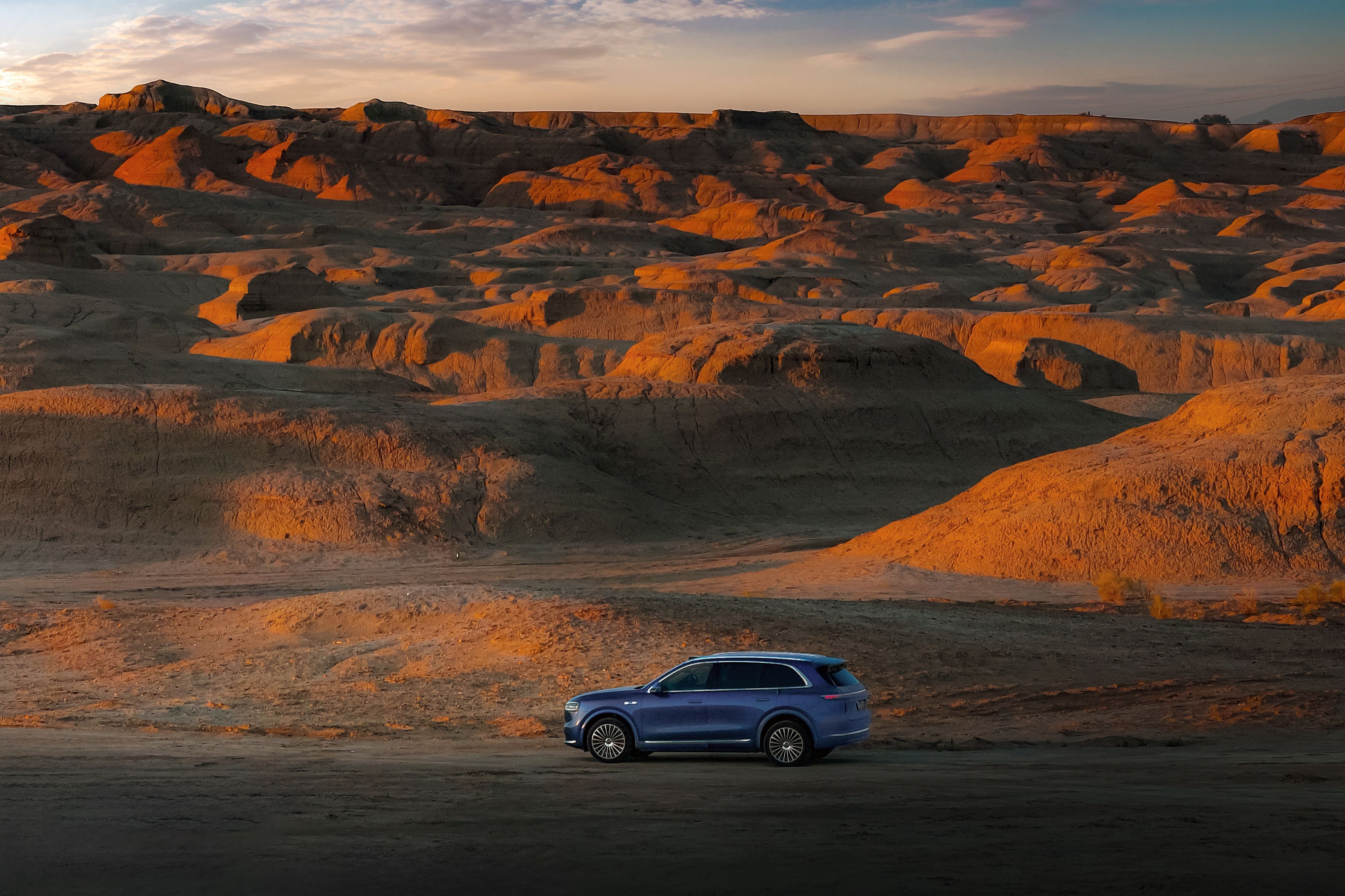 央视新闻和鸿蒙智行的年度直播，问界分会场特意选在了上海老市府，一个历史上同样升起
