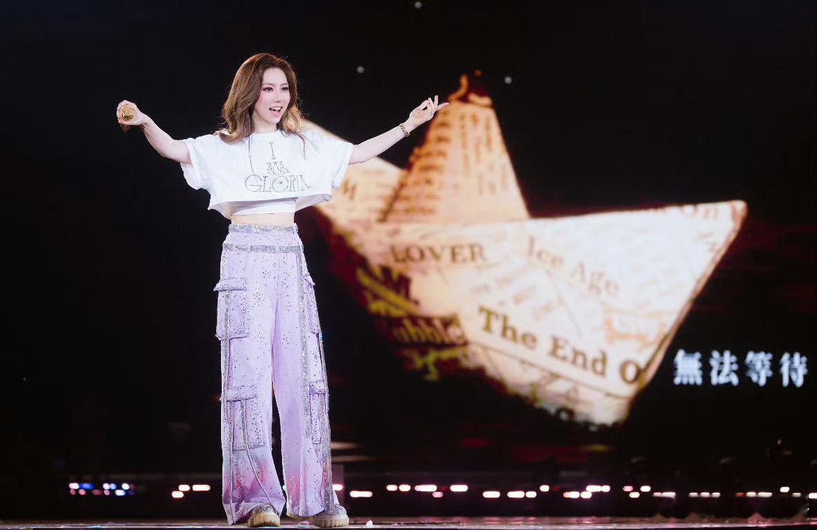 邓紫棋四天十五万人点亮大巨蛋舞台艺术感拉满！百变造型、炫酷舞美搭配天籁歌声，四天