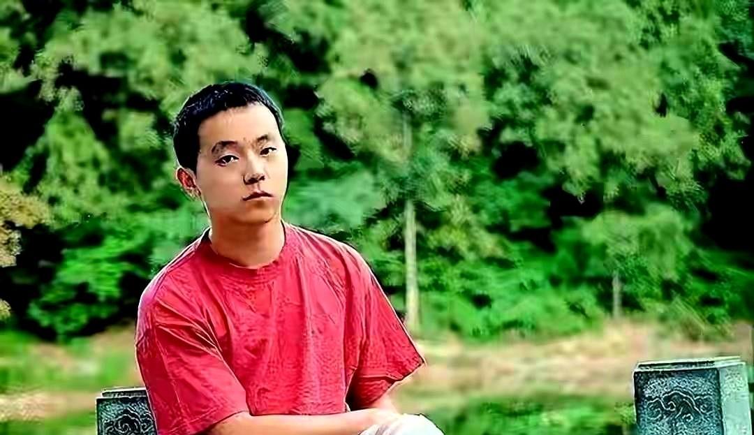 我总觉得窦靖童心里有块地方是拧巴的。
这边，是妈王菲云端上的生活，那边，是爸窦唯