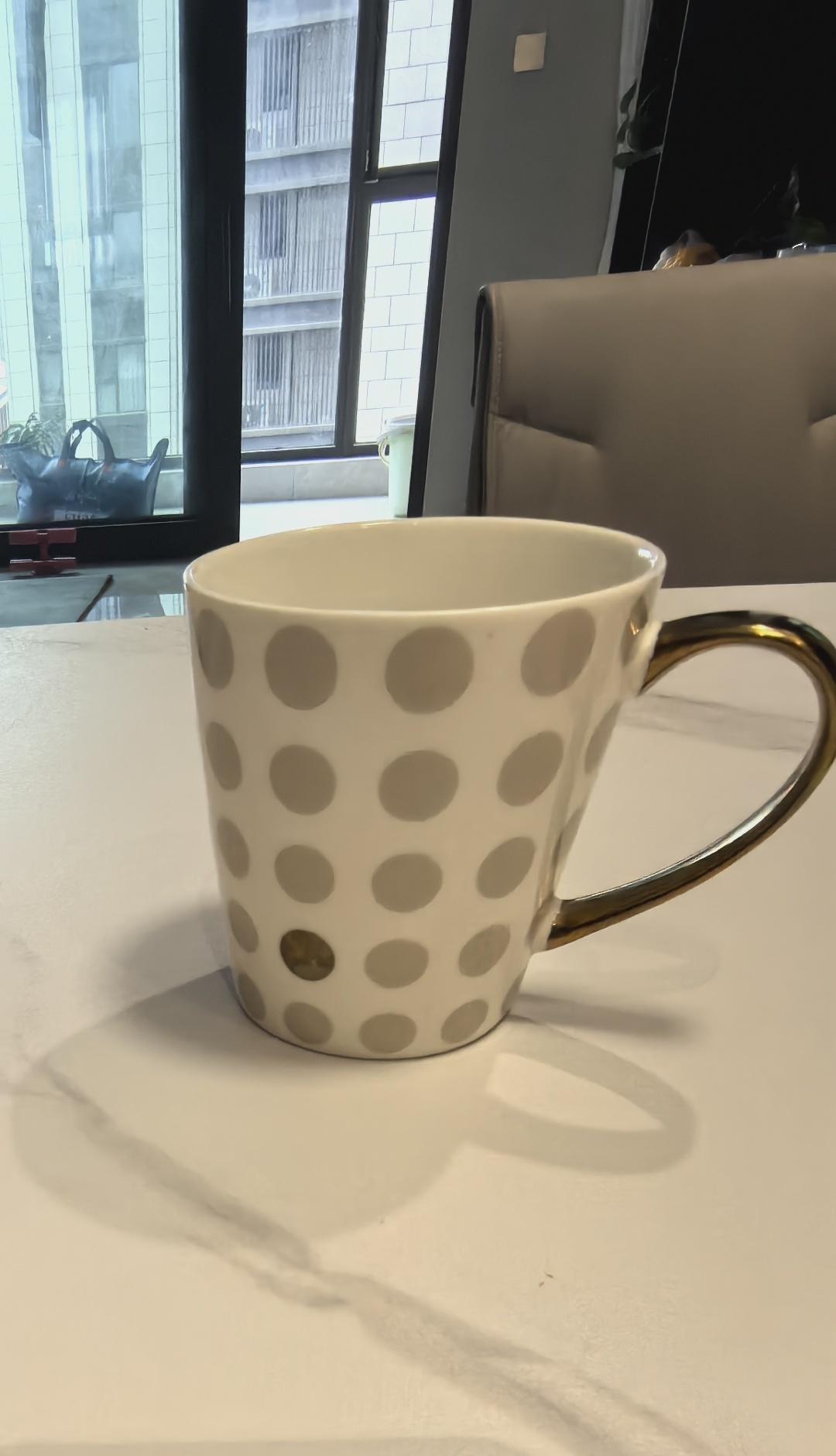 雪花星星点点，才飘了半个小时就没了。
现在毫无痕迹 。
不过温度的确是降下来了，