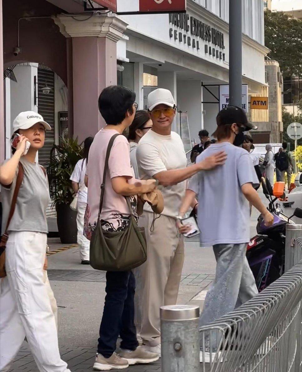 52岁吴京马来西亚度假被偶遇！身材健硕状态好。 