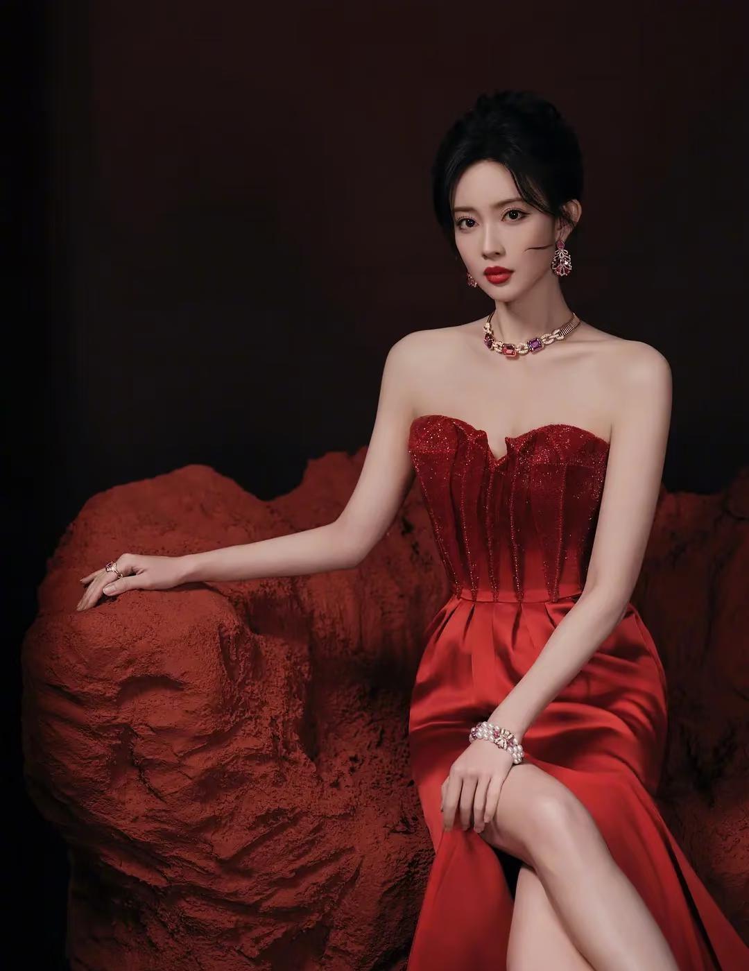 孟子义壁纸
红丝缎面礼服｜明艳大女主壁纸孟子义 孟子义壁纸 锁屏壁纸 手机锁屏 