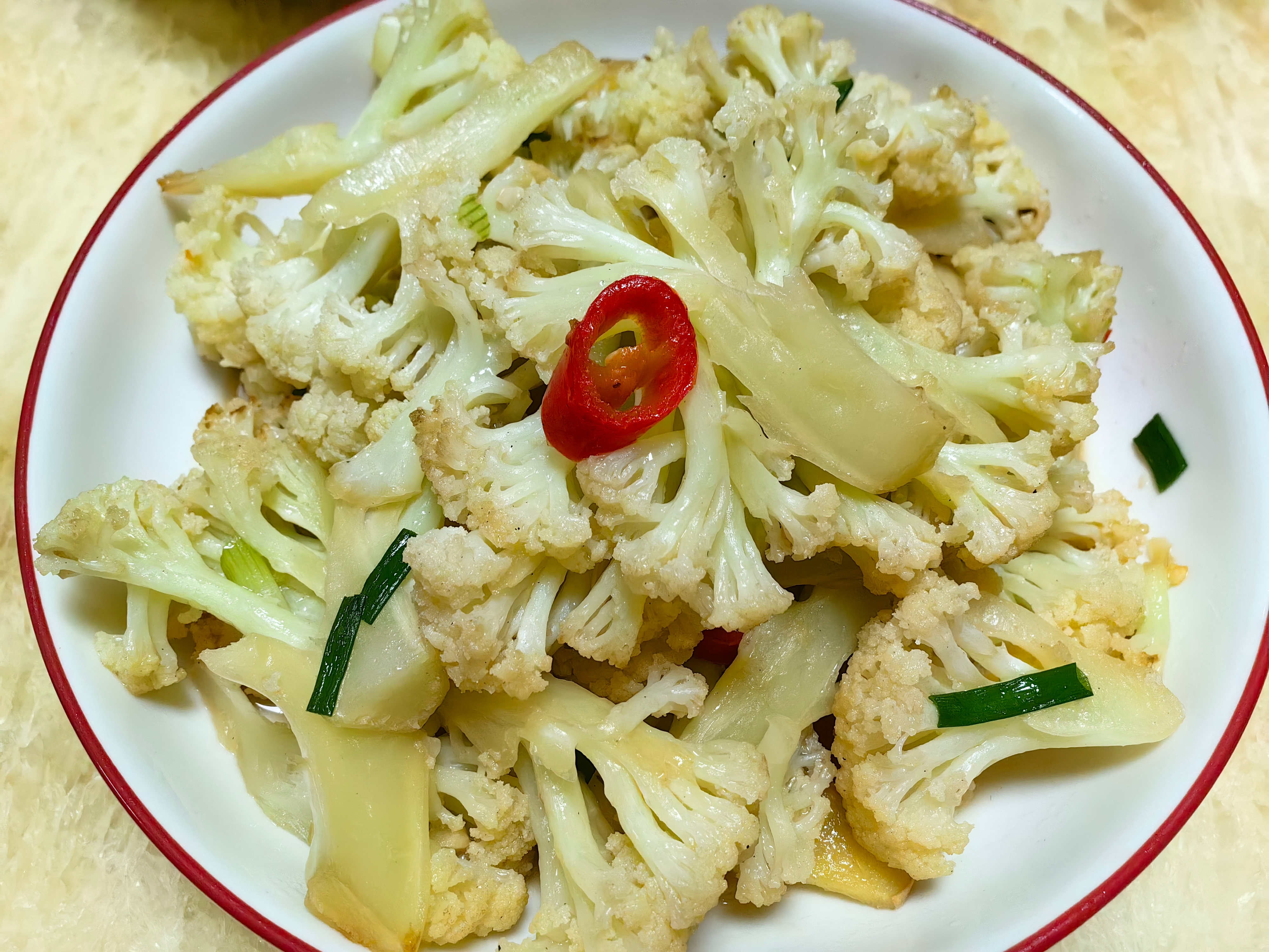 家常菜 炒丝瓜，清蒸鲈鱼，卤五花肉排骨，炸春卷，炒菜花。 
