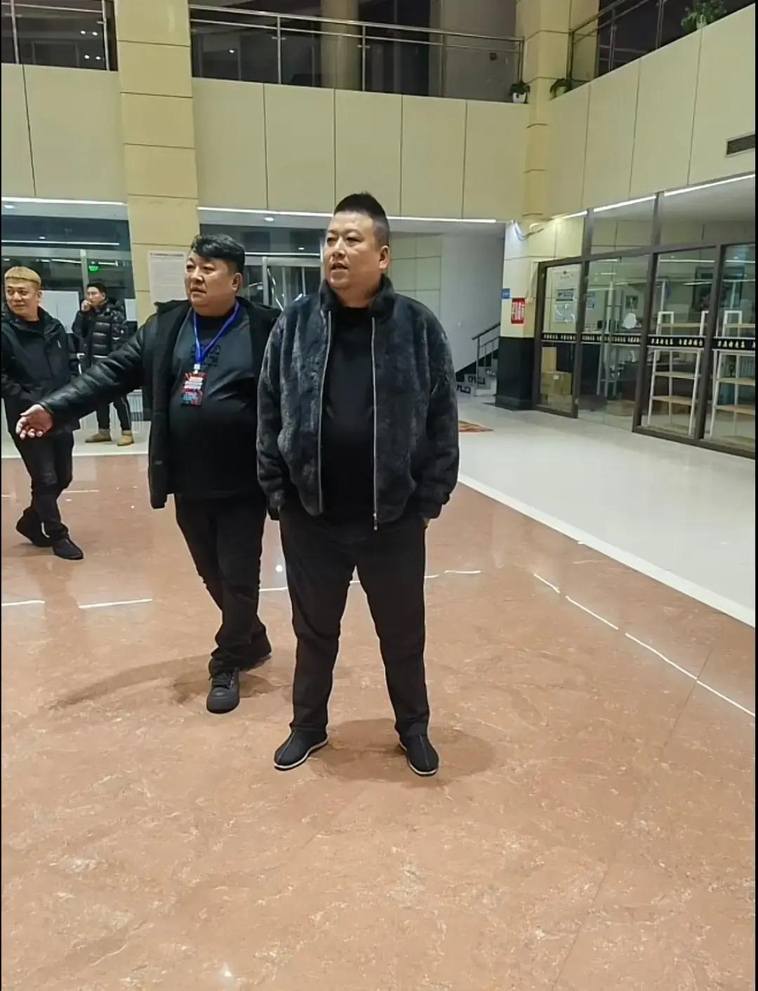 贾玲在2025年1月晒出近照，肉眼可见瘦了一圈。

她没再穿宽松卫衣，直接上修身