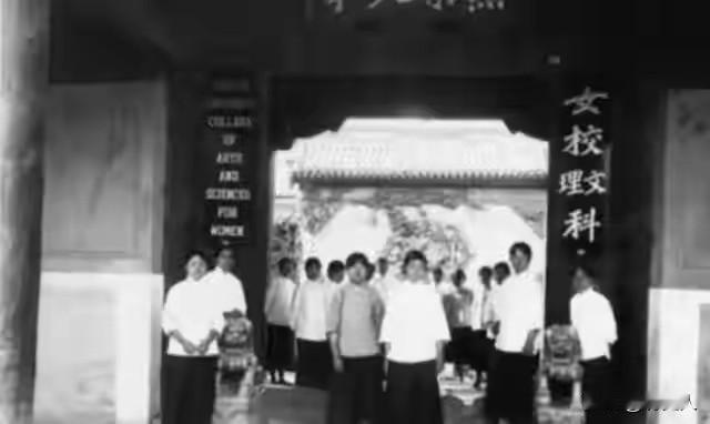 1951年，身怀六甲女特务即将枪决，丈夫狂奔刑场：一封旧信救回一条命
 
195