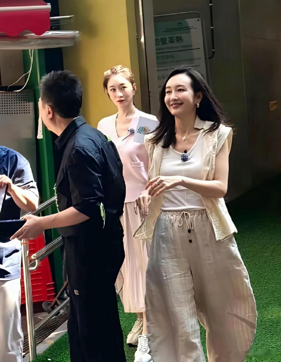 王鸥和李小冉现实中长这样...果然不是谁都能做成女明星的 