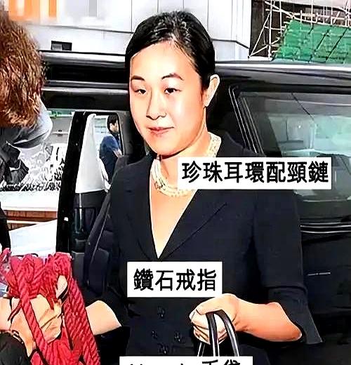 看着照片里这位王颖姝，样貌是真不起眼，搁人堆里都找不着那种。
可偏偏就是她，让刘